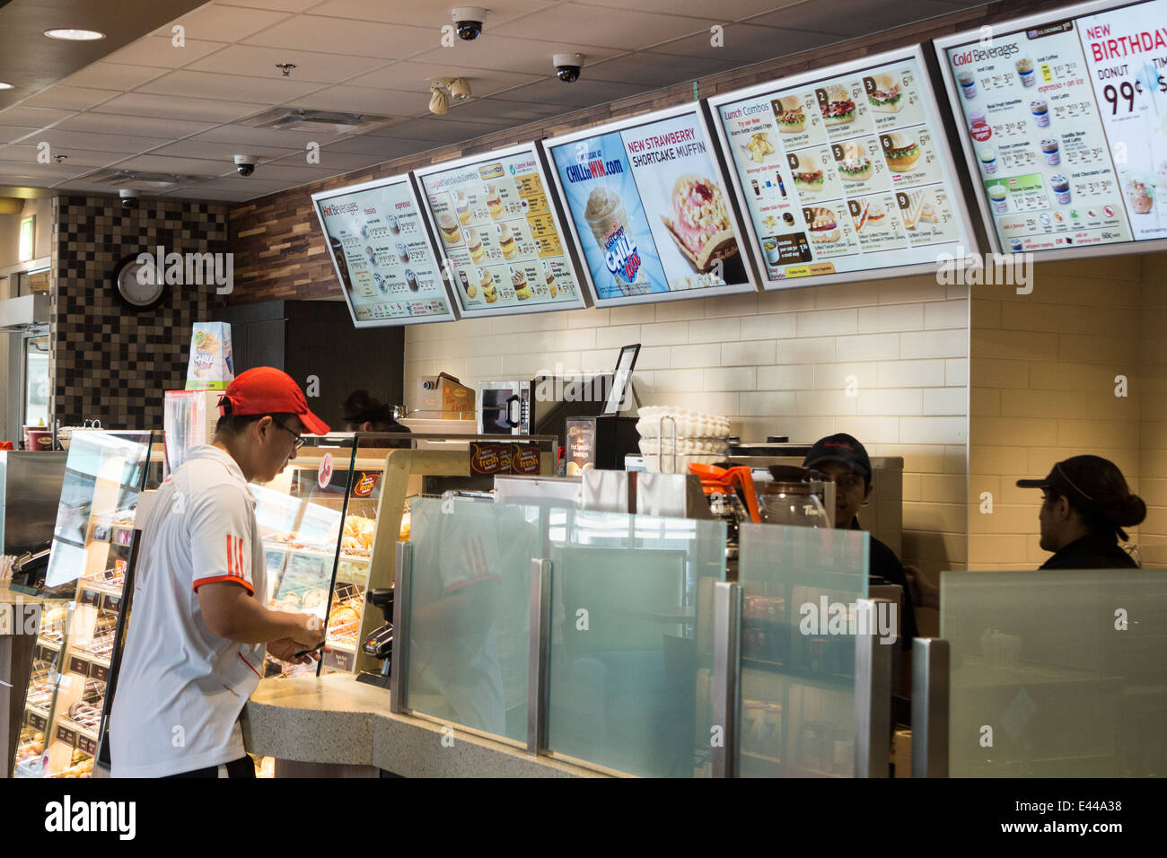 L'uomo l'acquisto di oggetti a un Tim Horton's coffee shop nel centro cittadino di Toronto Foto Stock