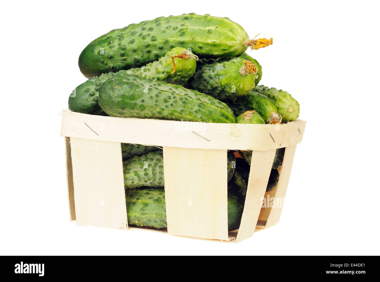 Pila di cetriolo in un cestello di impiallacciatura isolate su sfondo bianco Foto Stock