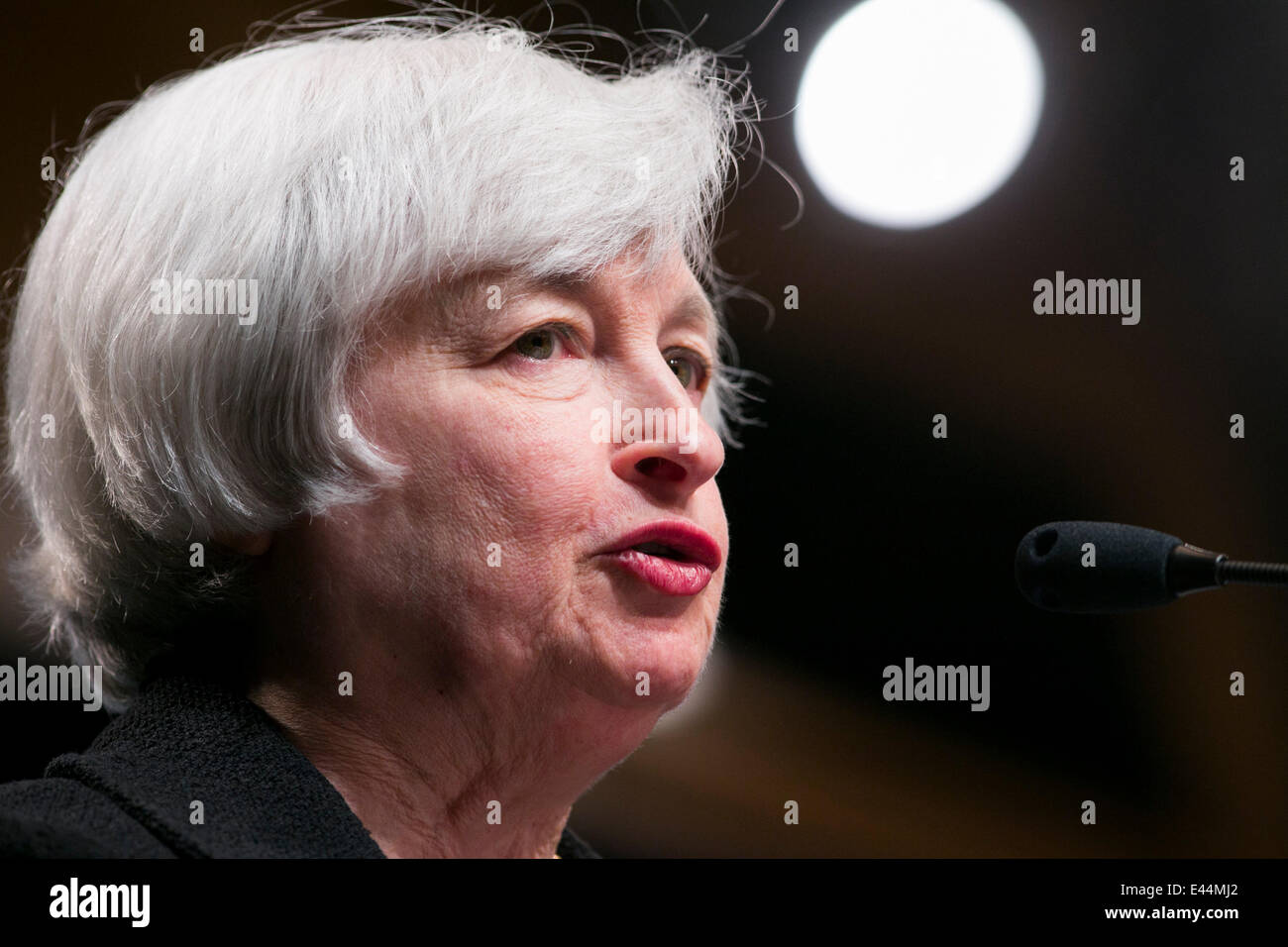 Washington DC, USA. 2 Luglio, 2014. Federal Reserve Presidentessa Janet Yellen partecipa alla cerimonia inaugurale Michel Camdessus Central Banking Lecture sulla stabilità finanziaria presso la sede principale del FMI nel centro cittadino di Washington DC il 2 luglio 2014. Credito: Kristoffer Tripplaar/Alamy Live News Foto Stock