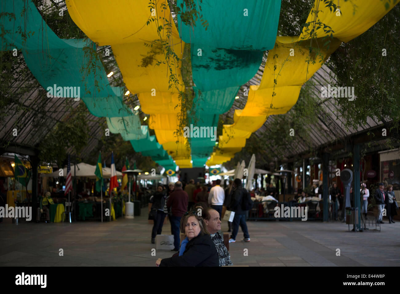 Rio Grande do Sul, Brasile. 2 Luglio, 2014. Persone appoggiano nel centro cittadino di Gramado nello stato di Rio Grande do Sul, Brasile, il 2 luglio 2014. Situato nella Serra Guacha regione, Gramado originalmente è stata risolta nel 1875 da immigranti portoghesi e poi colonizzata dagli italiani e immigrati tedeschi. Gramado, noto come un villaggio vacanze, divenne un comune nel 1954 ed è una delle principali mete turistiche nel sud del Brasile. © Guillermo Arias/Xinhua/Alamy Live News Foto Stock