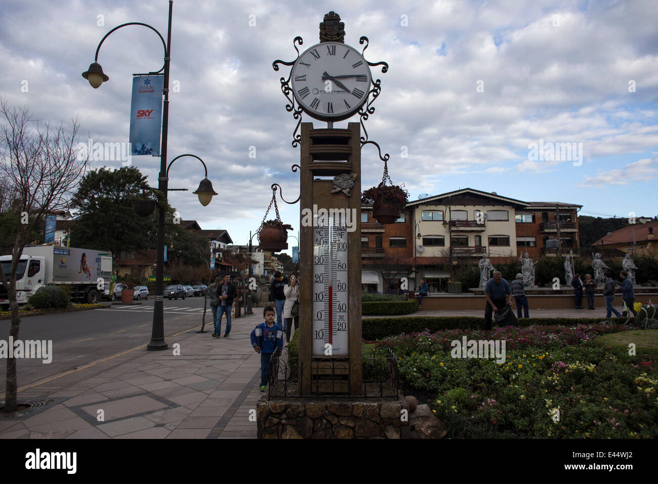 Rio Grande do Sul, Brasile. 2 Luglio, 2014. Le persone si radunano nel centro cittadino di Gramado, nello stato di Rio Grande do Sul, Brasile, il 2 luglio 2014. Situato nella Serra Guacha regione, Gramado originalmente è stata risolta nel 1875 da immigranti portoghesi e poi colonizzata dagli italiani e immigrati tedeschi. Gramado, noto come un villaggio vacanze, divenne un comune nel 1954 ed è una delle principali mete turistiche nel sud del Brasile. © Guillermo Arias/Xinhua/Alamy Live News Foto Stock