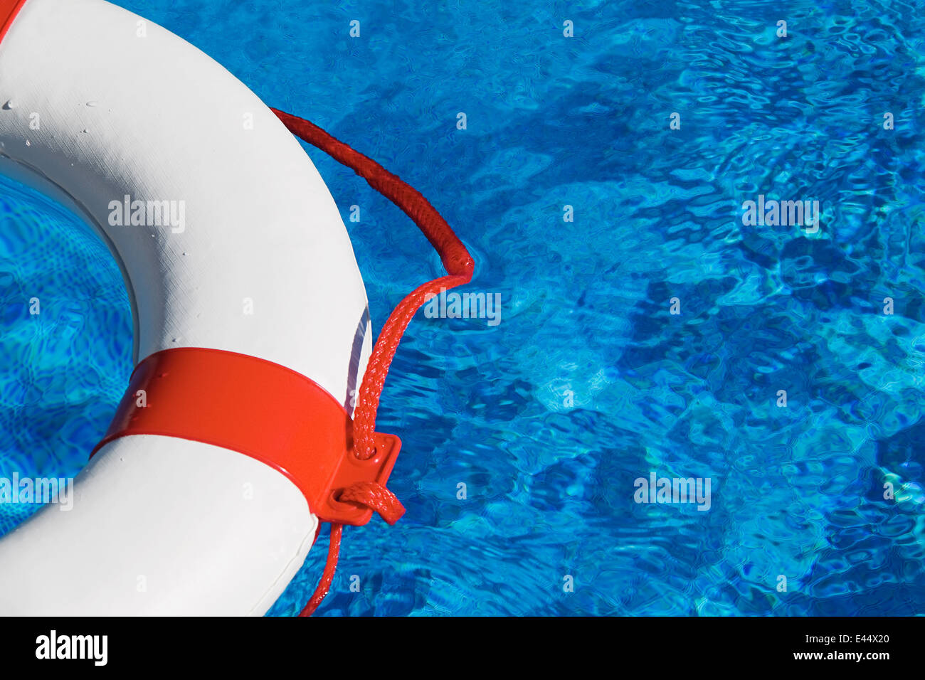 Un lifebelt flottante in una piscina. Foto simbolico per l'aiuto, il debito e il fallimento Foto Stock