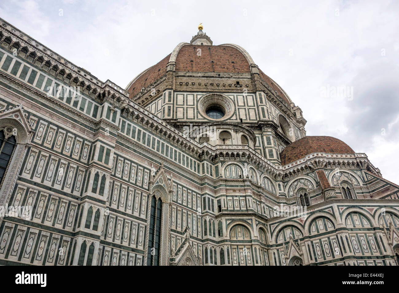 Il Duomo di Firenze mostra la sua splendida architettura e i dettagli intricati. Foto Stock