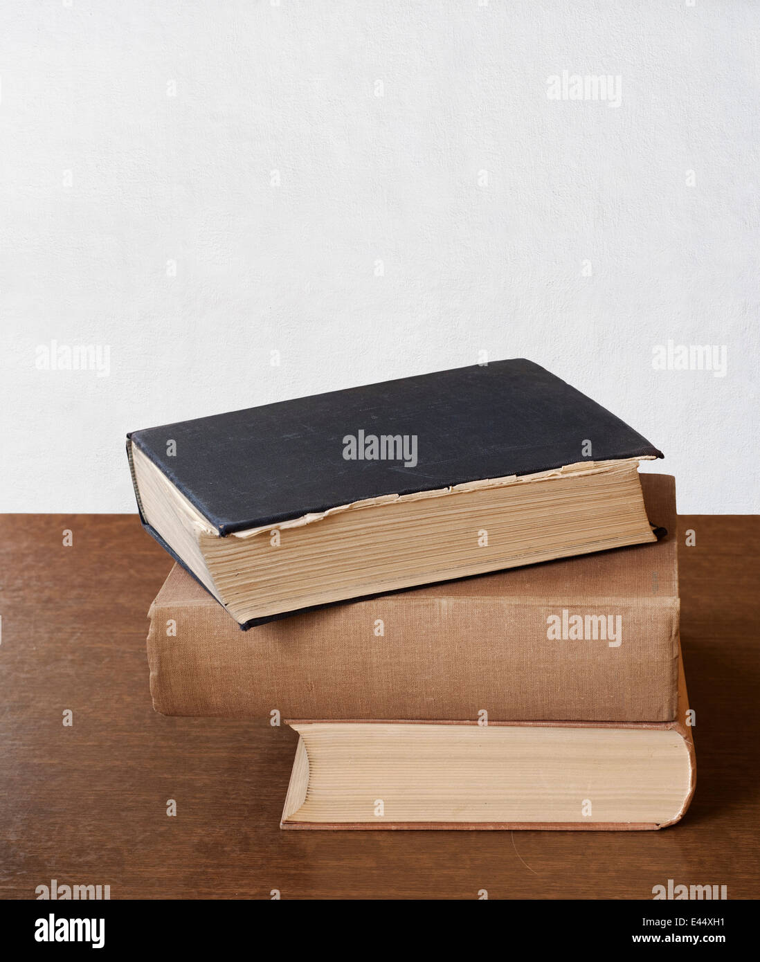 Pila di libri sul tavolo, vuoto spine Foto Stock