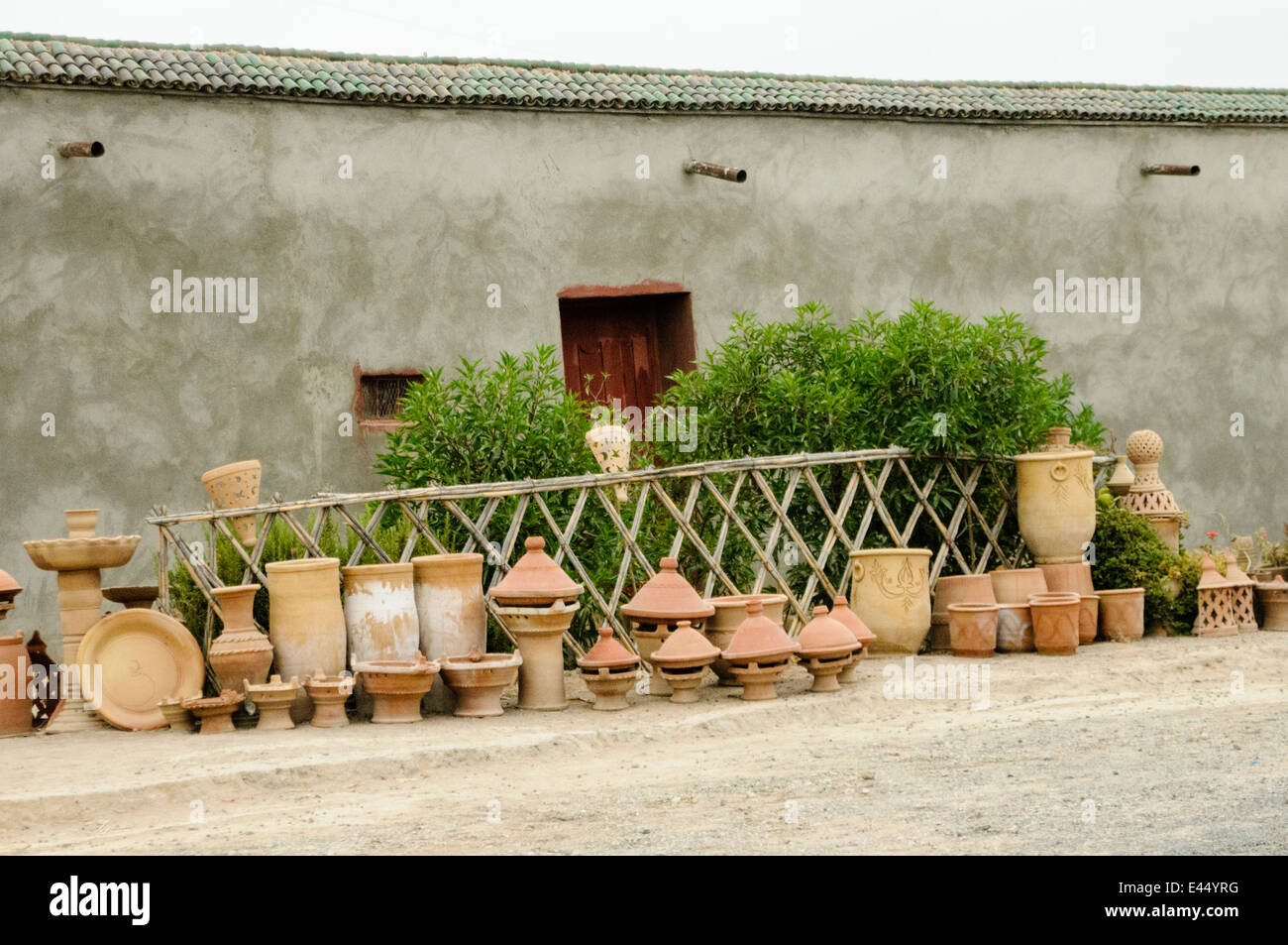 Vasi di terracotta e gli ingredienti di base di una tagine in vendita in Marocco Foto Stock