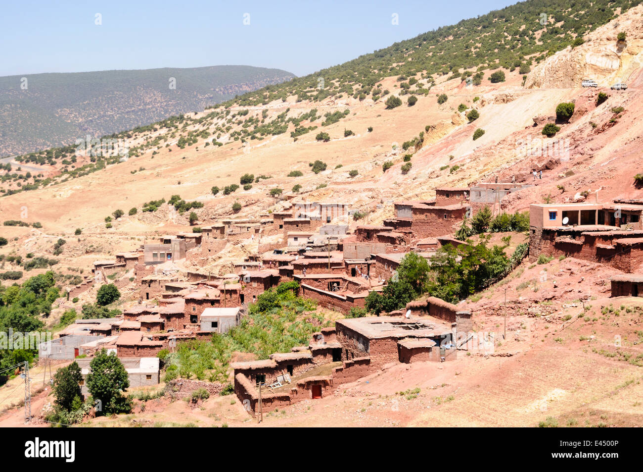 Paesaggio panoramico con un tipico villaggio berbero, all'Atlante, Marocco Foto Stock