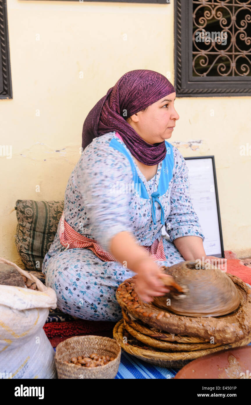 Una donna marocchina macina i dadi di Argan fino Atlas Mountains, Marocco Foto Stock