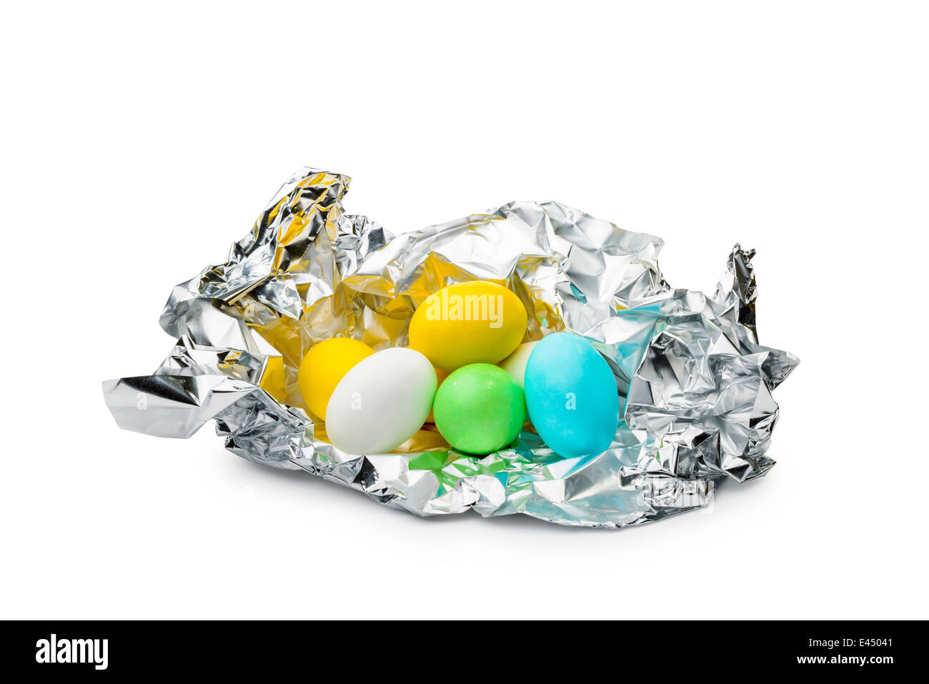 Poco zucchero colorato e di uova di cioccolato in un foglio di alluminio per la celebrazione di Pasqua Foto Stock