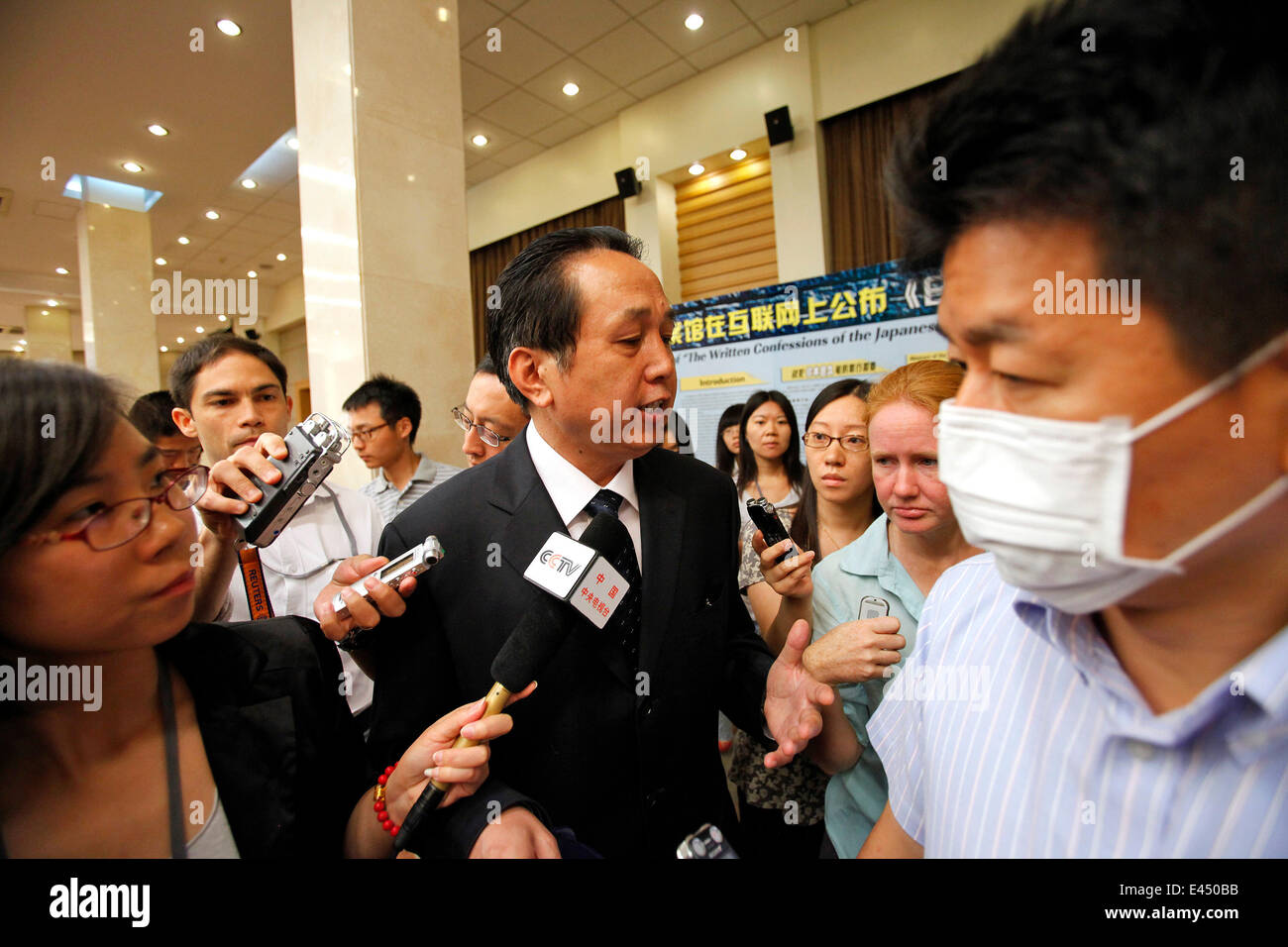 Pechino, Cina. 3 Luglio, 2014. Li Minghua (C), vice direttore degli archivi di Stato Amministrazione della Cina, parla ai media dopo una conferenza presss a Pechino Capitale della Cina, il 3 luglio 2014. Le confessioni fatte da 45 giapponese i criminali di guerra processati e condannati dai tribunali militari in Cina dopo la Seconda guerra mondiale (WWII) sarà pubblicato sul sito web dello Stato cinese Archivistica da giovedì, che è http://61.135.203.68/rbzf. Credito: Xinhua/Alamy Live News Foto Stock