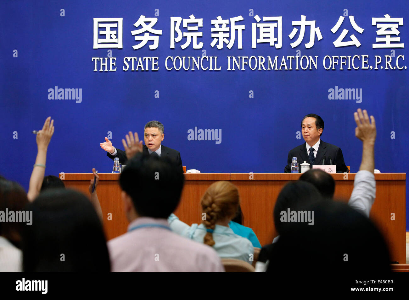 Pechino, Cina. 3 Luglio, 2014. Li Minghua (R), vice direttore degli archivi di Stato Amministrazione della Cina, partecipa a una conferenza presss a Pechino Capitale della Cina, il 3 luglio 2014. Le confessioni fatte da 45 giapponese i criminali di guerra processati e condannati dai tribunali militari in Cina dopo la Seconda guerra mondiale (WWII) sarà pubblicato sul sito web dello Stato cinese Archivistica da giovedì, che è http://61.135.203.68/rbzf. Credito: Xinhua/Alamy Live News Foto Stock