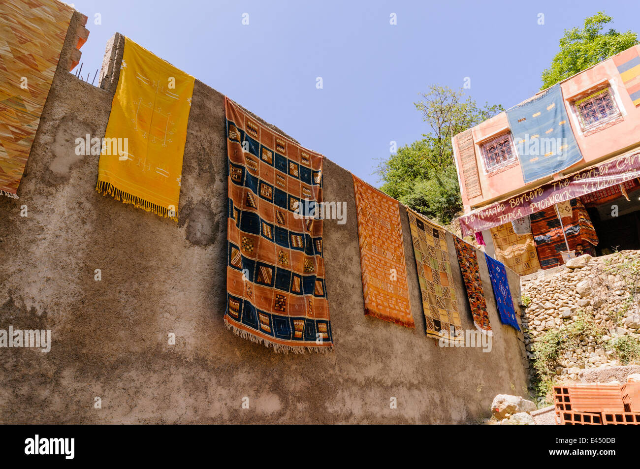 Marocchino tappeti fatti a mano per la vendita in un villaggio rurale in Atlas Mountains, Marocco Foto Stock