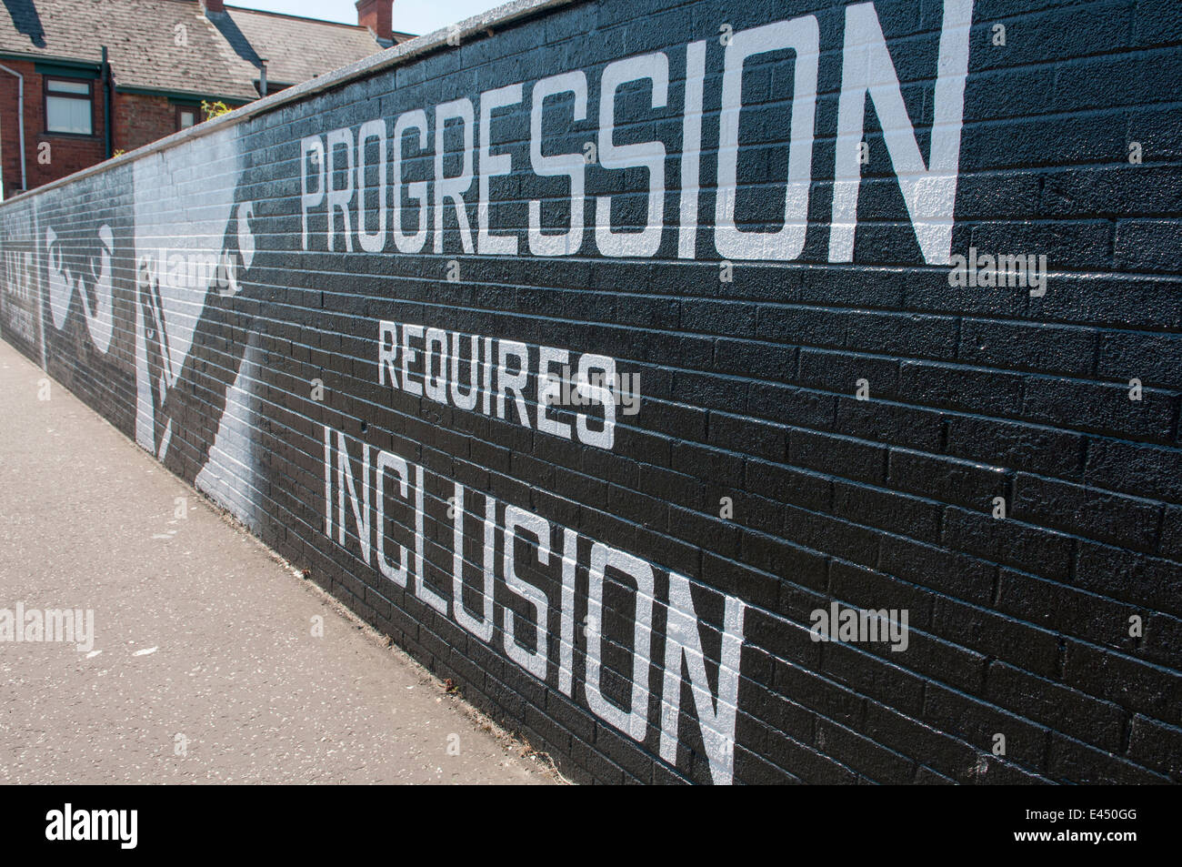 Murale su una parete in Carrickfergus 'Pregression richiede l' inclusione, dopo lealisti si sentono di essere omessi dal potere. Foto Stock
