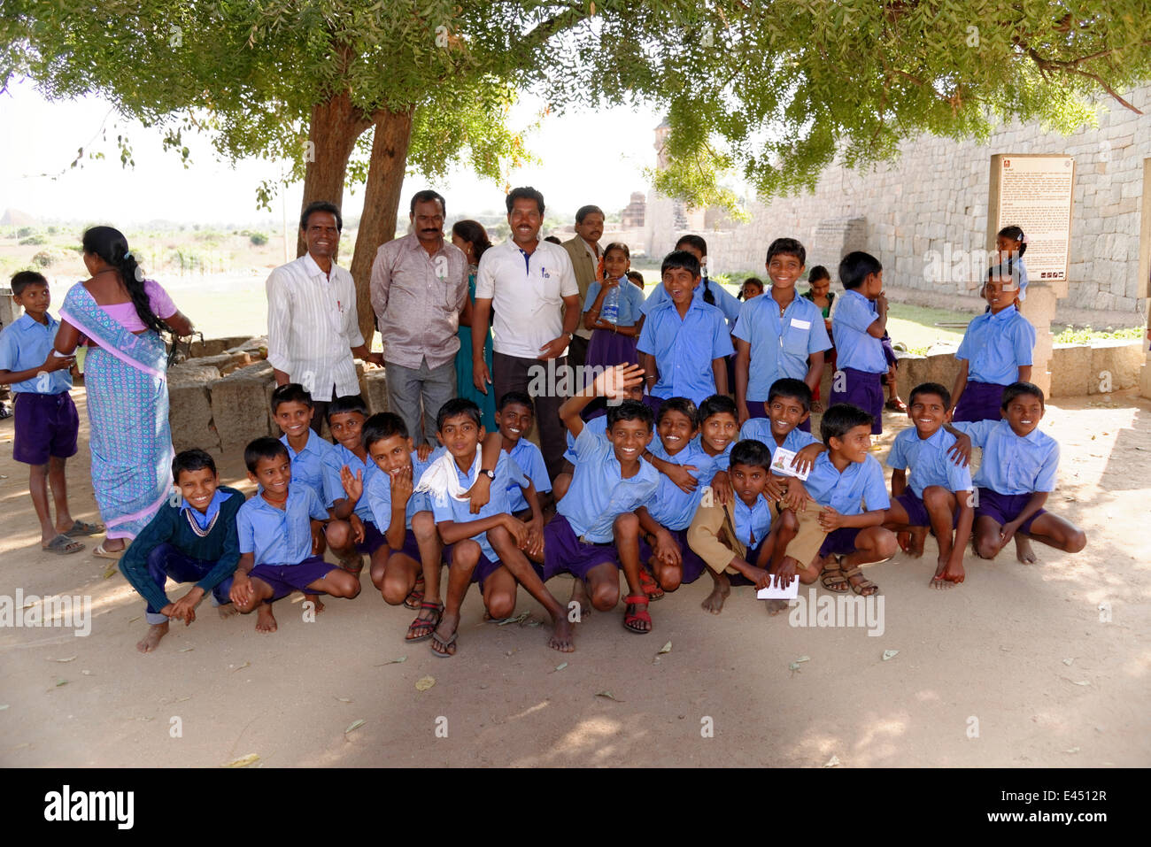 Classe scolastica a visitare il tempio in Kamalapur, Karnataka, India meridionale, India Foto Stock