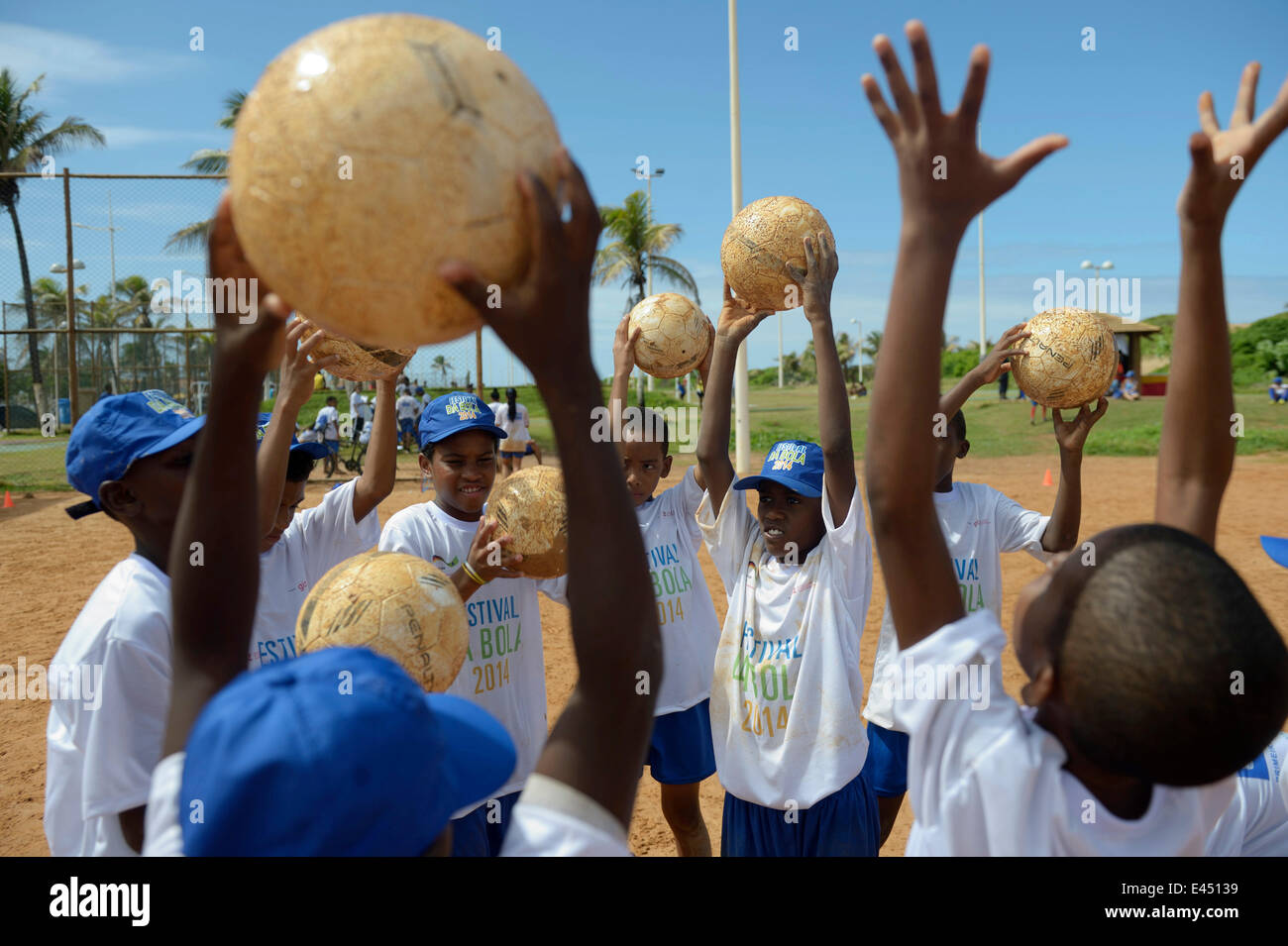 Evento di calcio per i bambini e gli adolescenti da quartieri poveri, Festival da Bola, progetto sociale della Deutsche Gesellschaft Foto Stock