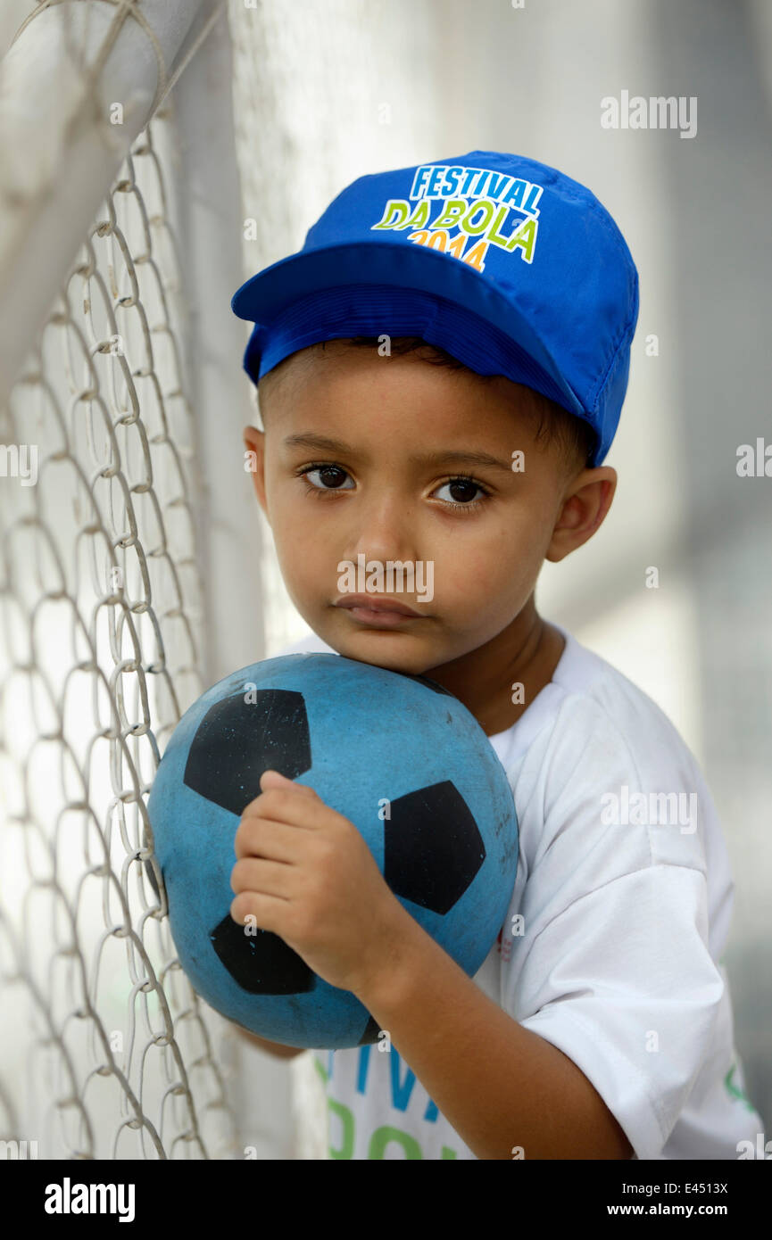 Ragazzo brasiliano con pallone da calcio, ritratto, Fortaleza Ceará, Brasile Foto Stock
