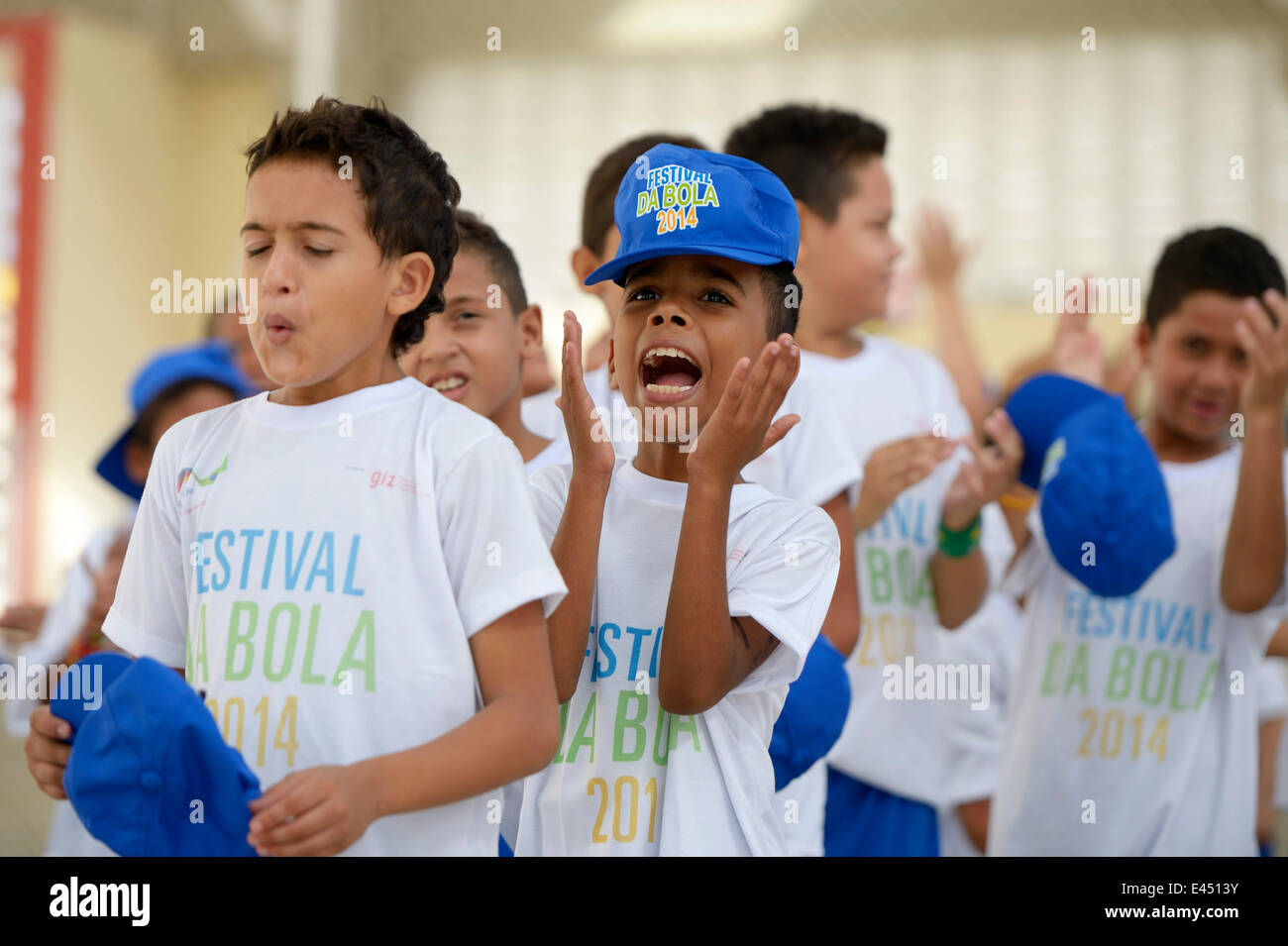 I bambini a fare il tifo per la loro squadra nel corso di un torneo di calcio, Fortaleza Ceará, Brasile Foto Stock