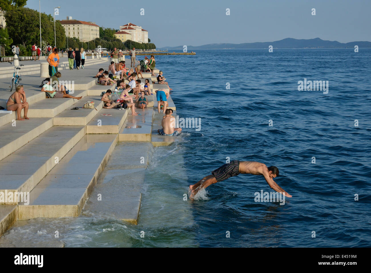 Visitatori crogiolarsi al sole del pomeriggio presso l'organo di mare  dall'architetto Nikola Bašić, Zara, Dalmazia, Croazia Foto stock - Alamy