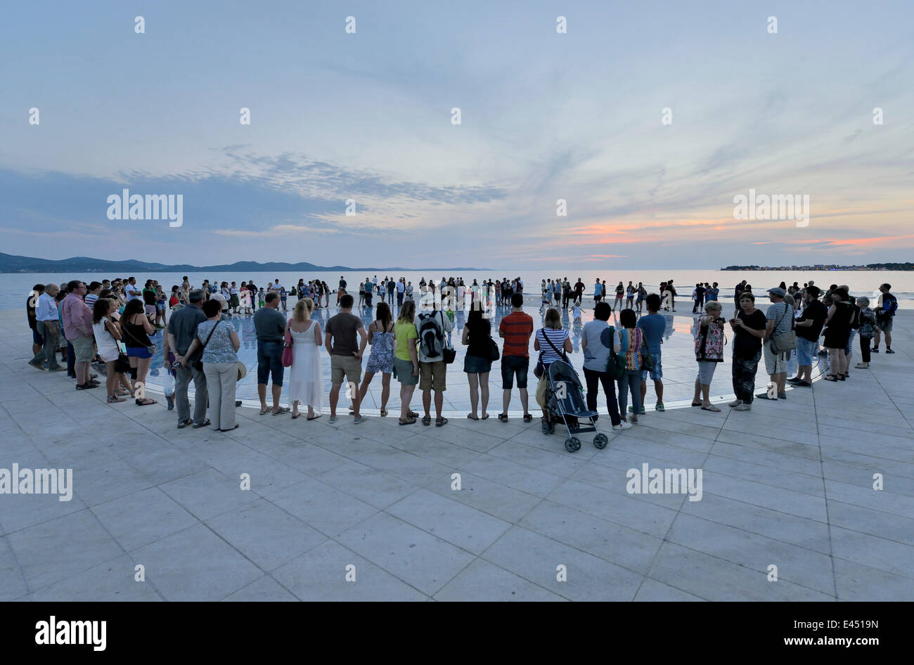 Persone presso il monumento al sole, Pozdrav Suncu, dall'architetto Nikole Bašića, al tramonto, Zara, Dalmazia, Croazia Foto Stock