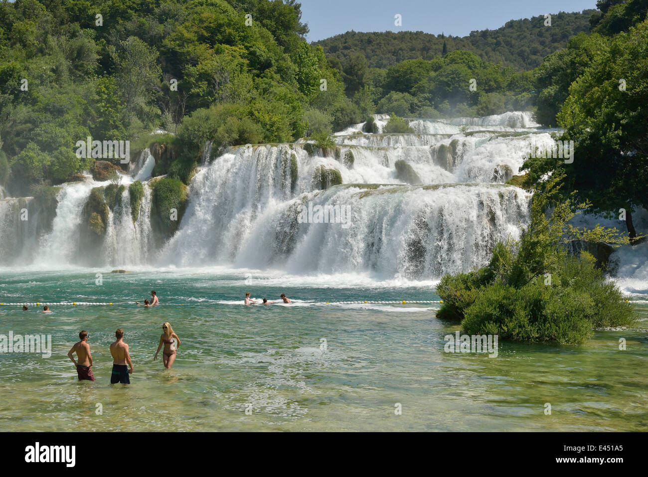 I turisti di prendere un bagno a Skradinski buk cascate, Parco Nazionale di  Krka, Sebenico-Knin, Dalmazia, Croazia Foto stock - Alamy