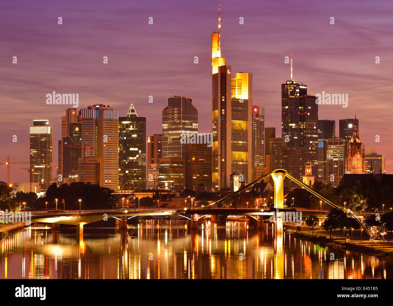 Skyline notturno, TaunusTurm, torre 185, Commerzbank, Messe Turm, BCE, Banca centrale europea, la Helaba Landesbank Hessen Foto Stock