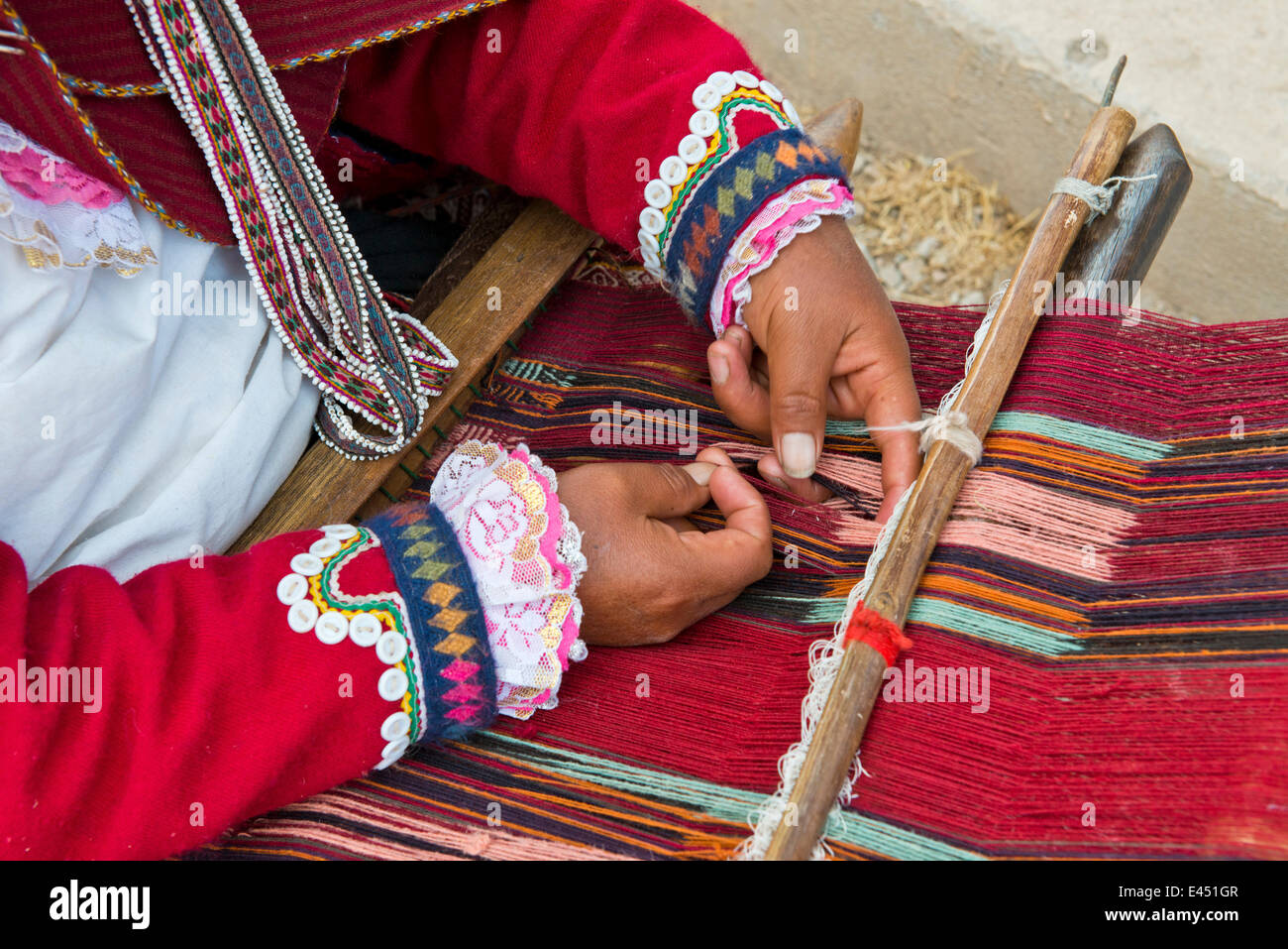 Le Mani Di Una Donna Indiani Quechua Al Lavoro Su Un Telaio Di Tessitura Cinchero Valle Di Urubamba Peru Foto Stock Alamy