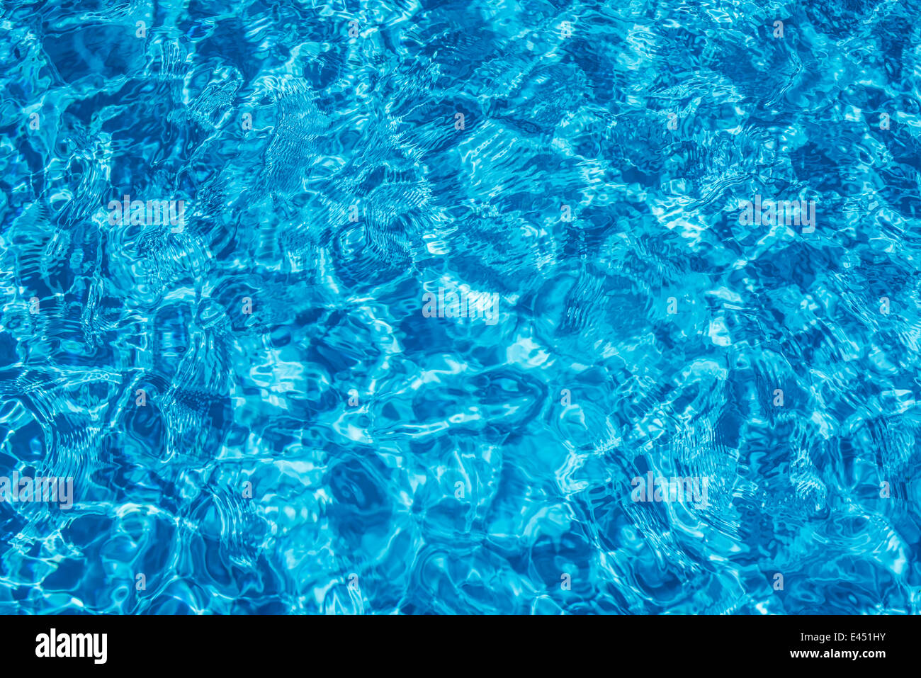 Superficie di acqua in un blu piscina Foto Stock