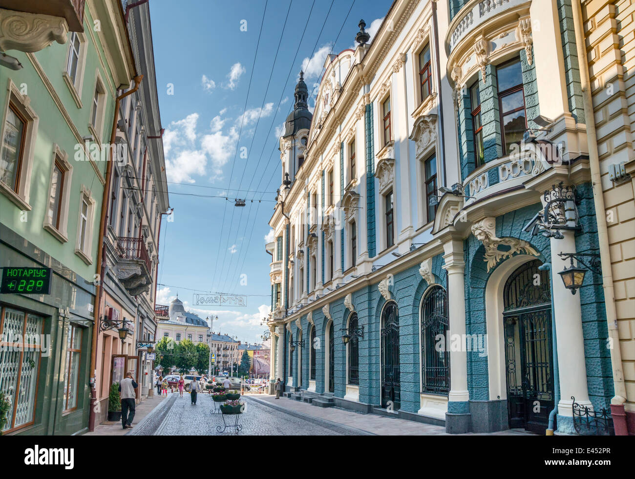 Olha Kobylianska Street, membro Bank Building, 1878, sulla destra, area pedonale in Chernivtsi, Bukovina Regione, Ucraina Foto Stock