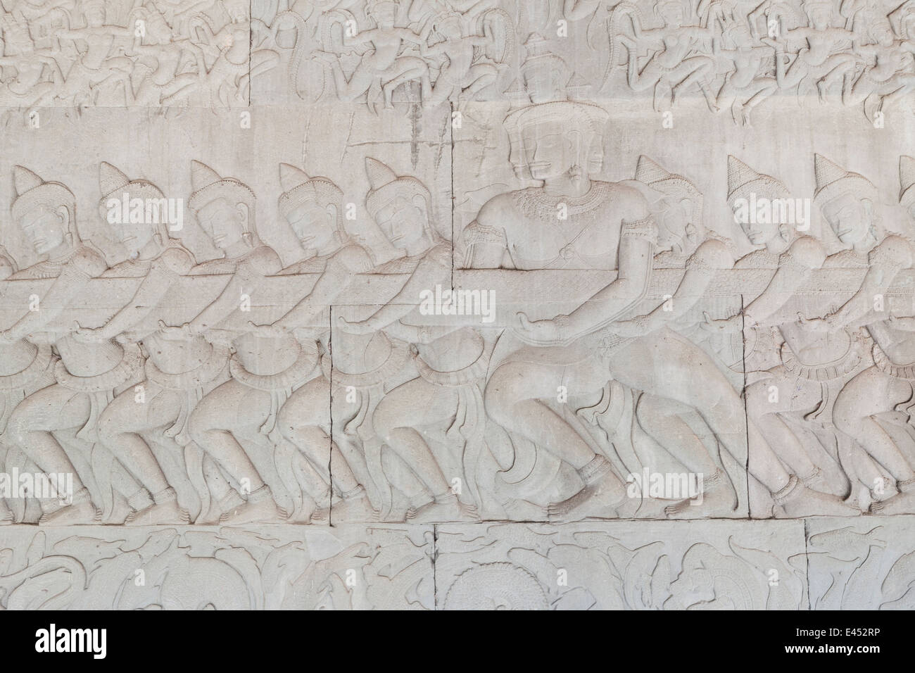 Dettaglio del bassorilievo raffigurante la zangolatura dell'oceano di latte, Angkor Wat, Cambogia Foto Stock