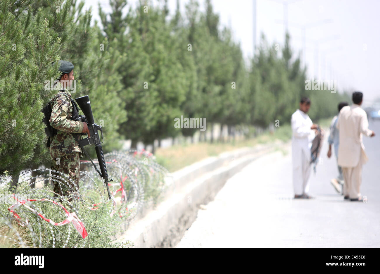A Kabul, Afghanistan. 3 Luglio, 2014. Un esercito nazionale afghano soldato sta di guardia fuori l'ingresso dell'aeroporto militare di Kabul, Afghanistan, il 3 luglio 2014. Due razzi sbattuto in aeroporto di Kabul il giovedì, delle vittime sono temuti, una televisione locale ha riferito. Credito: Ahmad Massoud/Xinhua/Alamy Live News Foto Stock