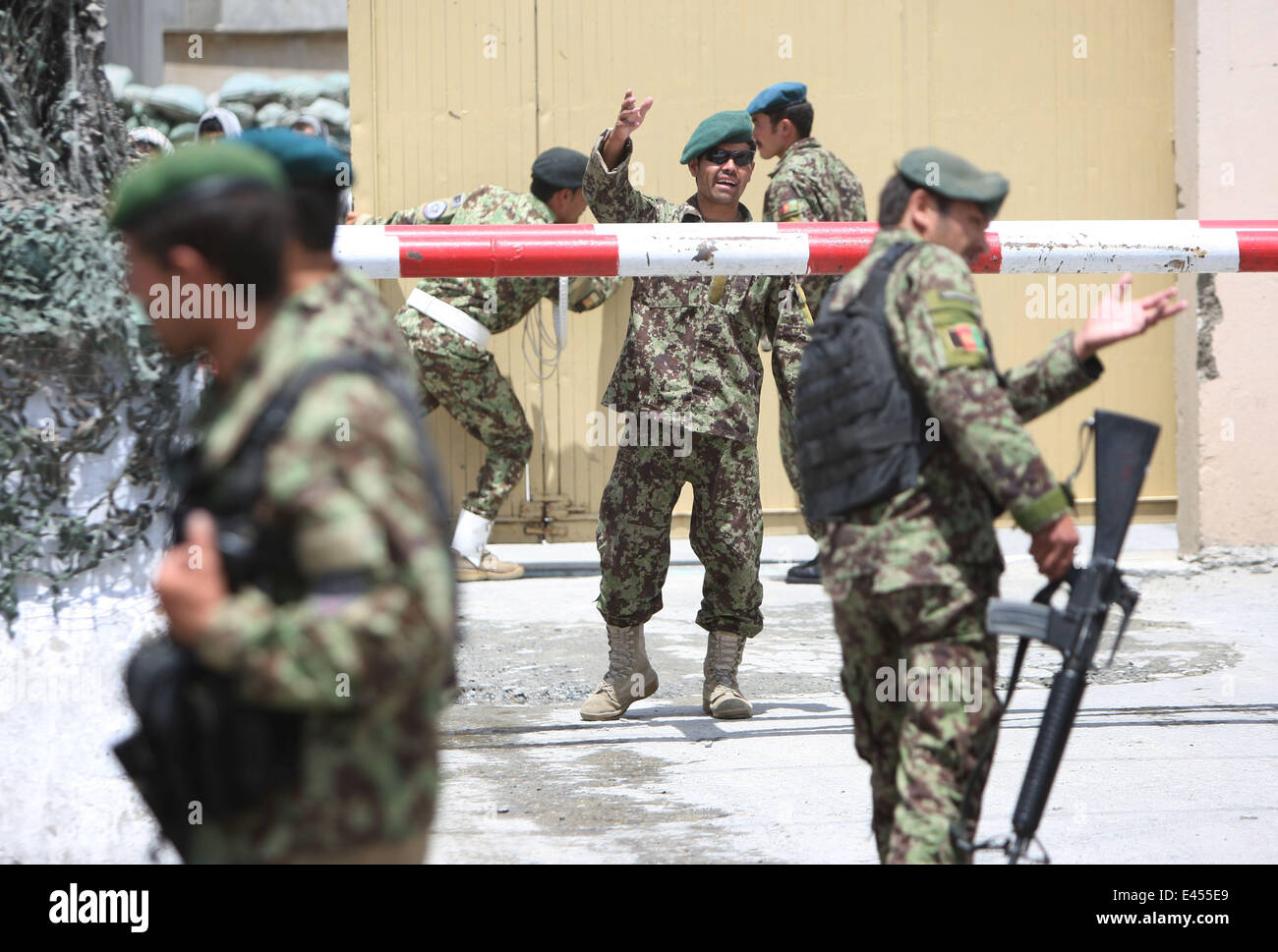 A Kabul, Afghanistan. 3 Luglio, 2014. Esercito Nazionale Afghano soldati di guardia fuori l'ingresso dell'aeroporto militare di Kabul, Afghanistan, il 3 luglio 2014. Due razzi sbattuto in aeroporto di Kabul il giovedì, delle vittime sono temuti, una televisione locale ha riferito. Credito: Ahmad Massoud/Xinhua/Alamy Live News Foto Stock