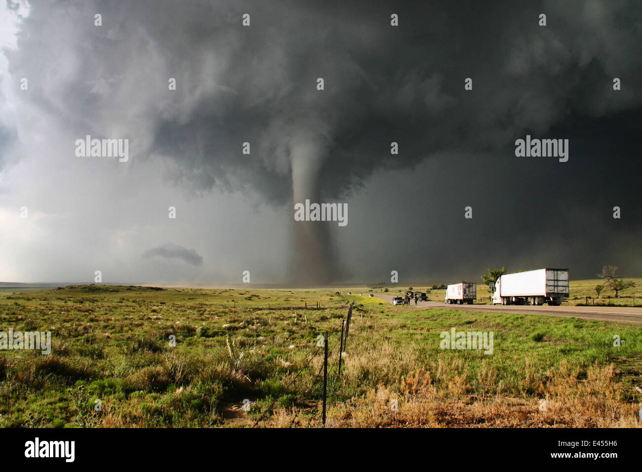 Un classico supercell tocca verso il basso sulle grandi pianure, Campo, Colorado, STATI UNITI D'AMERICA Foto Stock