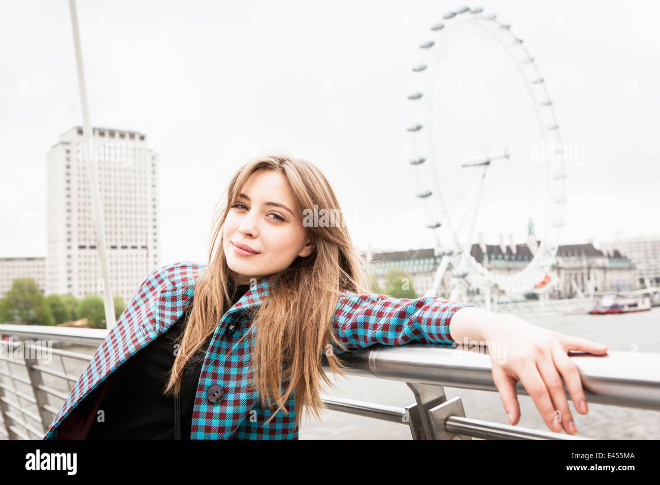 Ritratto di giovane turista femminile in posa sul Giubileo d oro passerella, London, Regno Unito Foto Stock