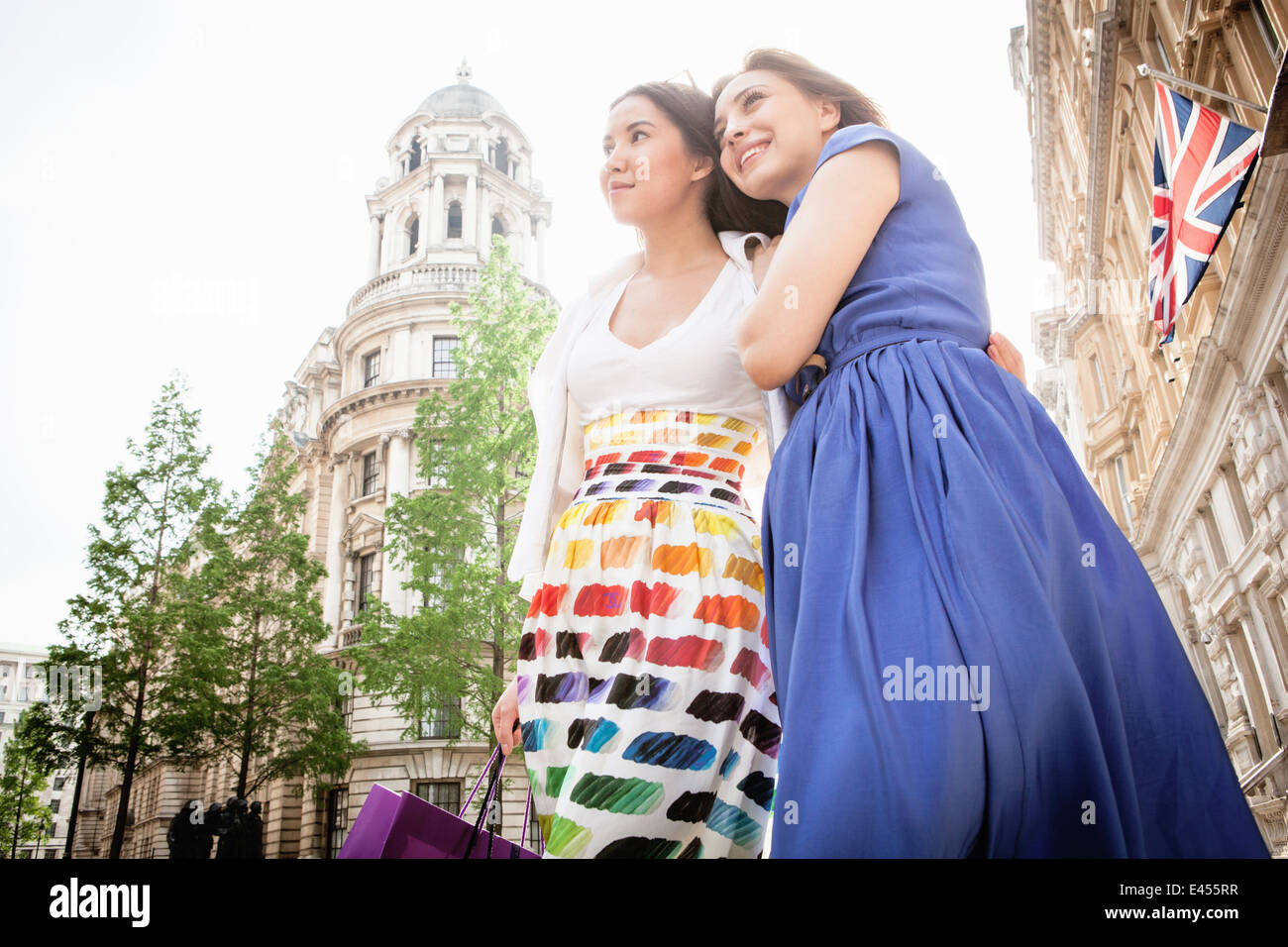 Due giovani donne in piedi in London street Foto Stock