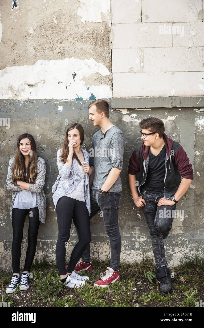 Gli adolescenti appendere fuori a edificio abbandonato Foto Stock