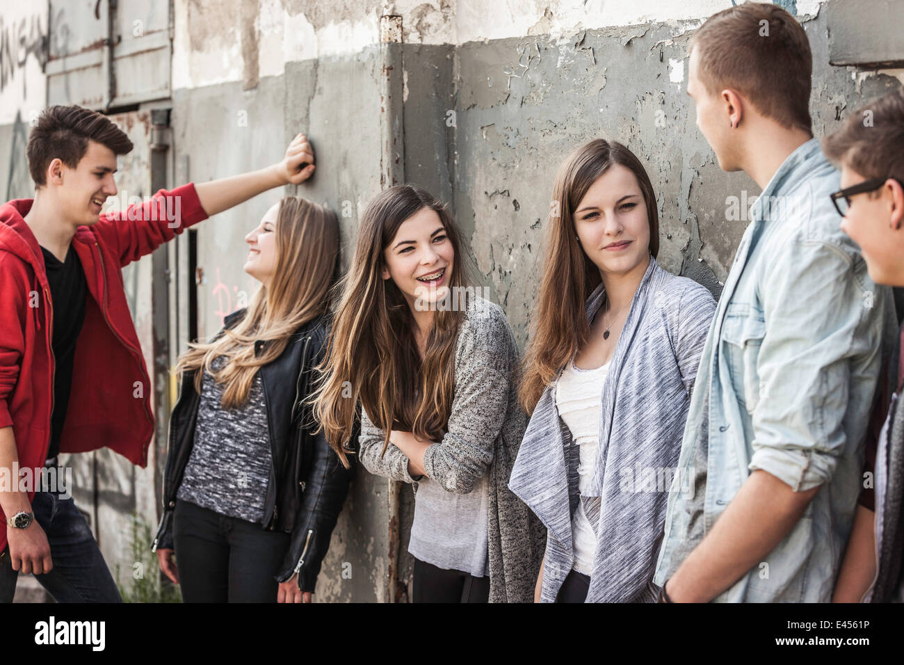Gli adolescenti appendere fuori a edificio abbandonato Foto Stock