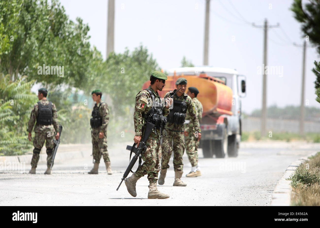 A Kabul, Afghanistan. 3 Luglio, 2014. Esercito Nazionale Afghano soldati di guardia fuori l'ingresso dell'aeroporto militare di Kabul, Afghanistan, il 3 luglio 2014. Due razzi sbattuto in aeroporto di Kabul il giovedì, delle vittime sono temuti, una televisione locale ha riferito. Credito: Ahmad Massoud/Xinhua/Alamy Live News Foto Stock