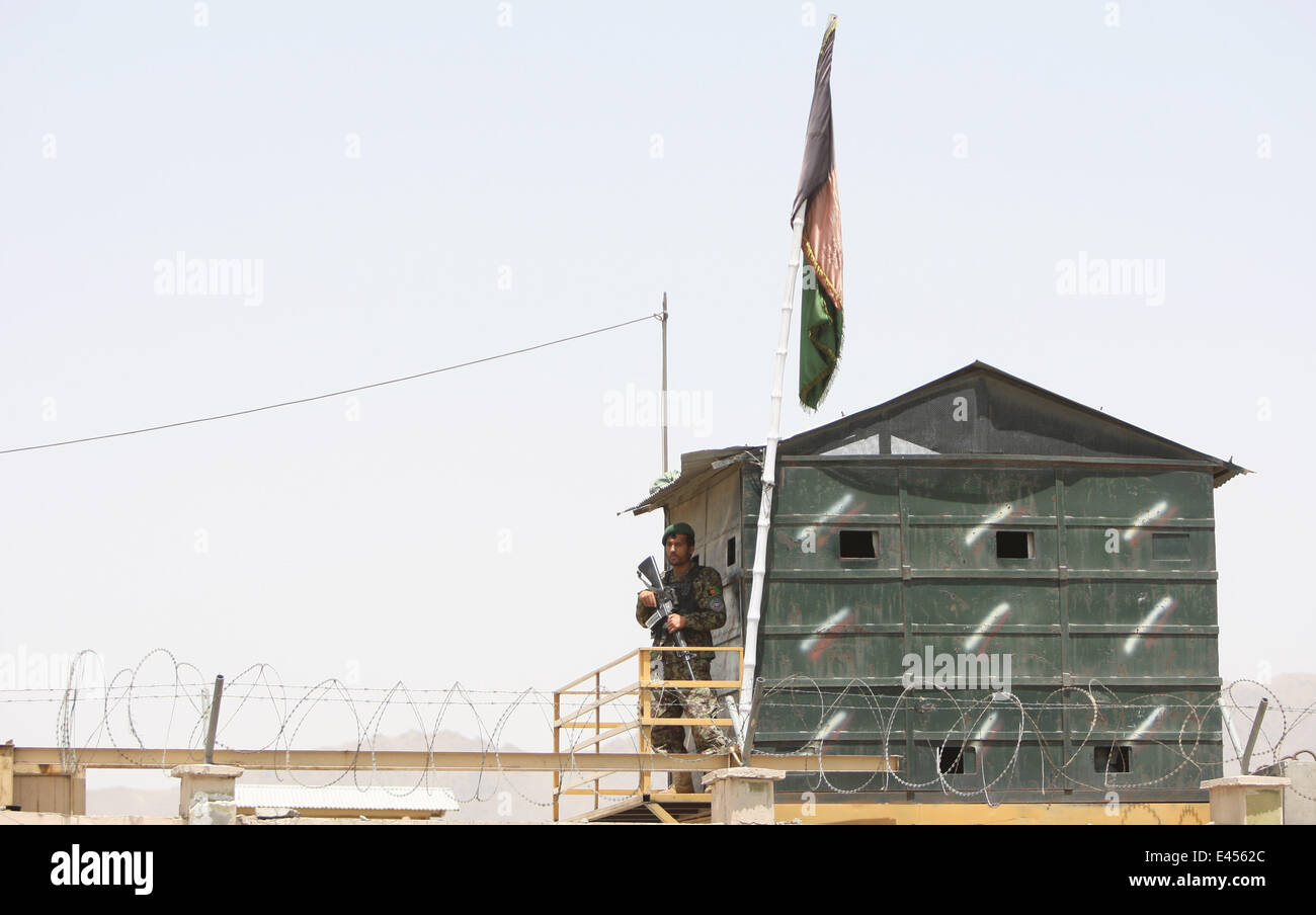 A Kabul, Afghanistan. 3 Luglio, 2014. Un esercito nazionale afghano soldato sta di guardia su una guardia della torre di controllo in un aeroporto militare a Kabul, in Afghanistan, in data 3 luglio 2014. Due razzi sbattuto in aeroporto di Kabul il giovedì, delle vittime sono temuti, una televisione locale ha riferito. Credito: Ahmad Massoud/Xinhua/Alamy Live News Foto Stock