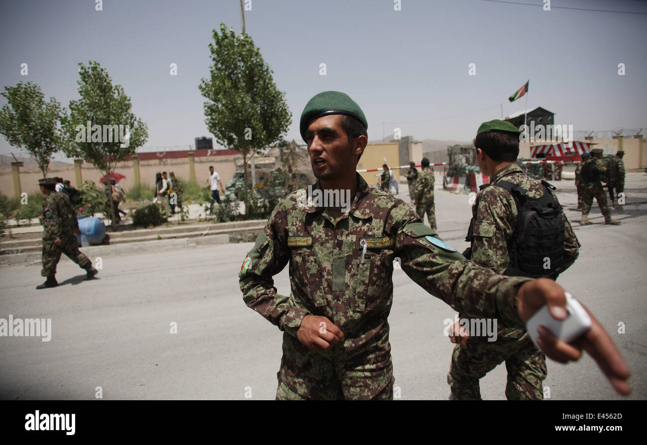 A Kabul, Afghanistan. 3 Luglio, 2014. Esercito Nazionale Afghano soldati di guardia fuori l'ingresso dell'aeroporto militare di Kabul, Afghanistan, il 3 luglio 2014. Due razzi sbattuto in aeroporto di Kabul il giovedì, delle vittime sono temuti, una televisione locale ha riferito. Credito: Ahmad Massoud/Xinhua/Alamy Live News Foto Stock