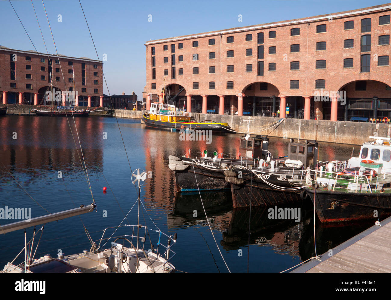 Vista degli edifici e le barche in Albert Dock, Liverpool. Foto Stock