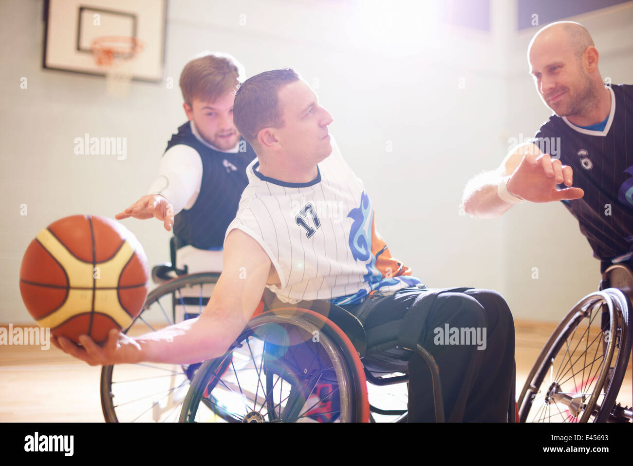 Sedia a rotelle i giocatori di basket giocare a basket Foto Stock