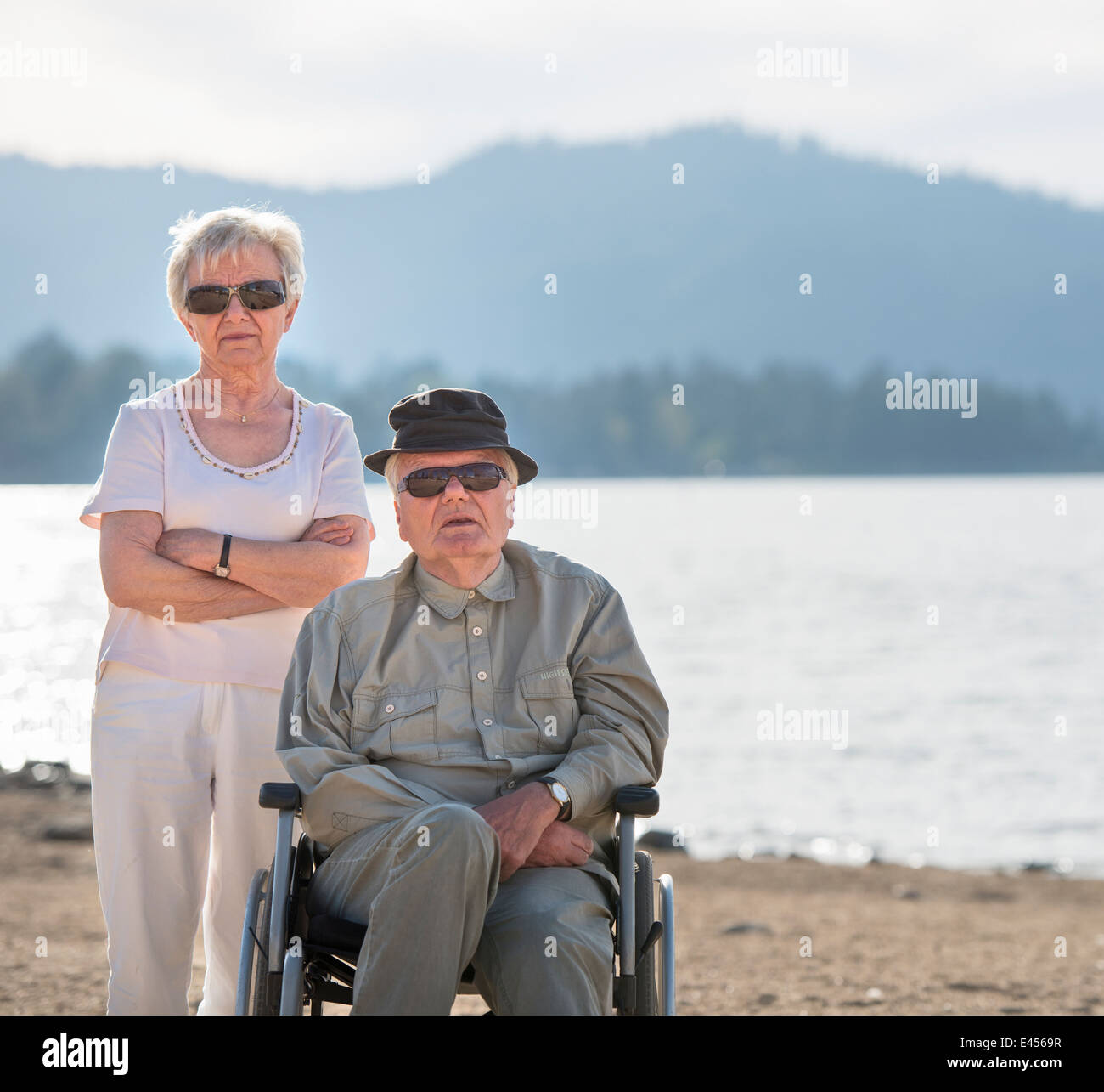 Ritratto di Coppia senior, Big Bear Lake, CALIFORNIA, STATI UNITI D'AMERICA Foto Stock