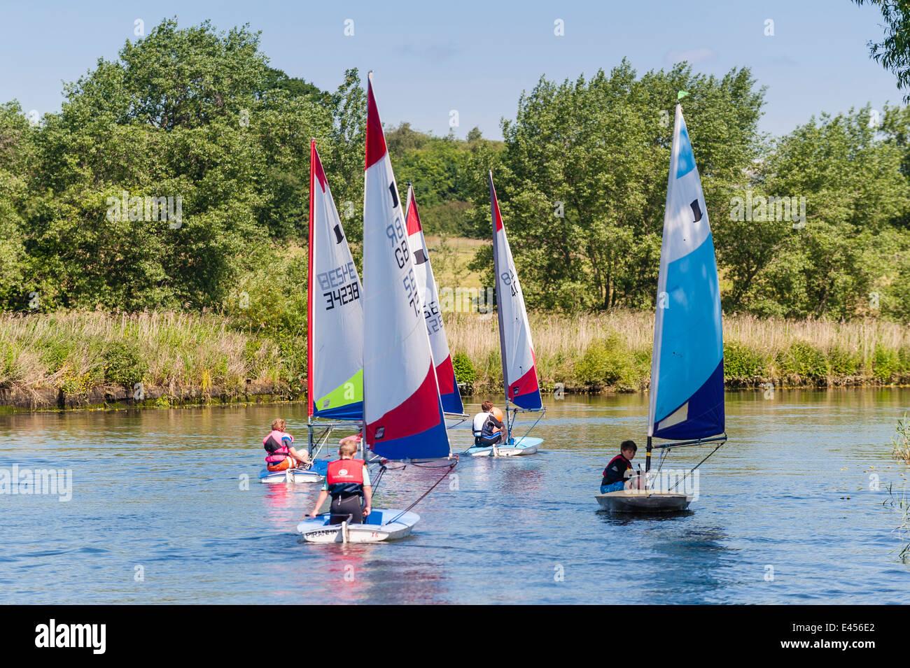 Topper derive a Beccles amatoriale club di vela sul fiume Waveney a Beccles , Suffolk , Inghilterra , Inghilterra , Regno Unito Foto Stock