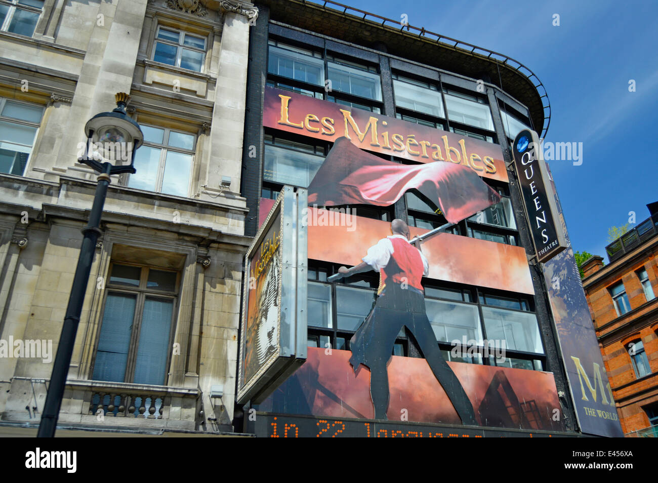 Queens Theatre mostra Les Miserables su Shaftesbury Avenue, London, Regno Unito Foto Stock