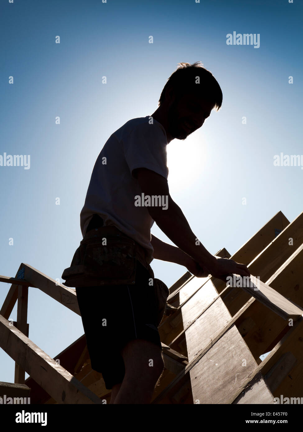 Auto casa Costruzione, costruzione tetto, copritetti posizionando il tetto a capriate stagliano sun Foto Stock