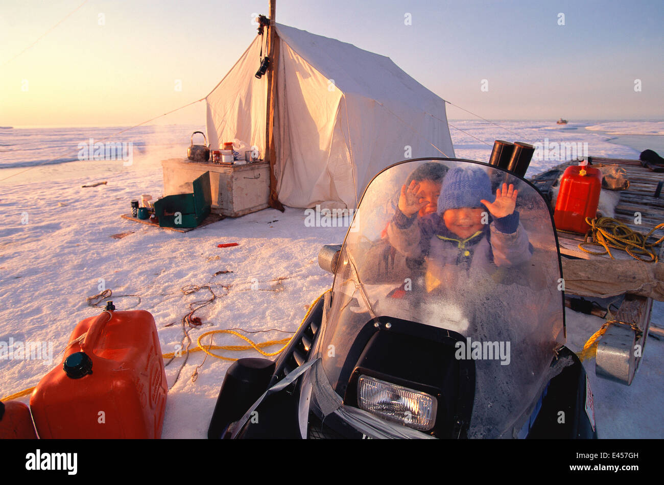 Bambini Inuit presso il cacciatore camp site, Isola Baffin, Nunavut, Canada. Nataniel & Goulvan Foto Stock