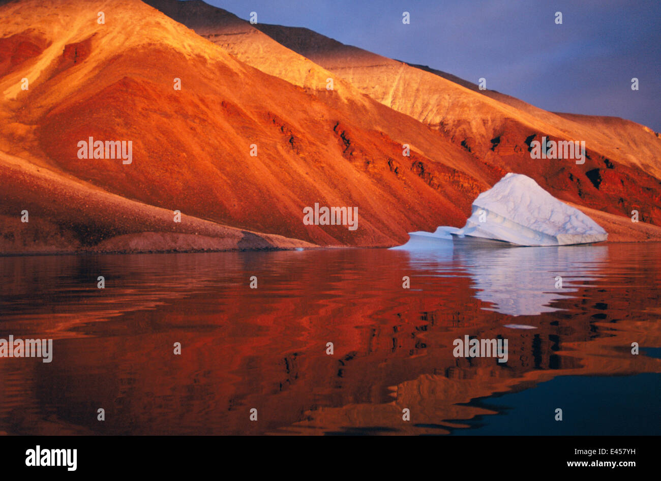 Iceberg di fusione sulla costa Qaanaaq, Groenlandia Foto Stock
