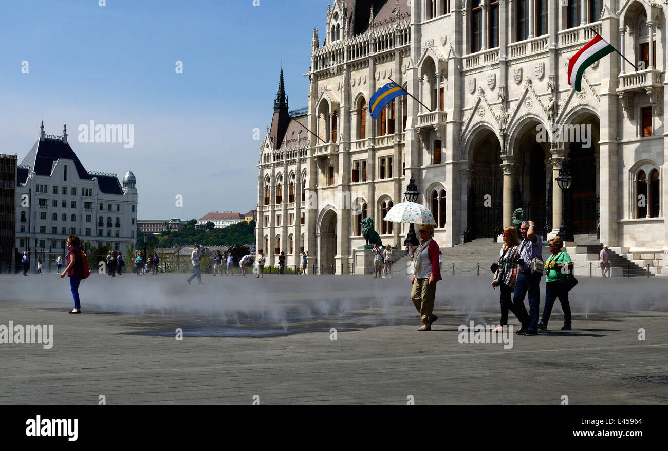 Ungheria Budapest Il Parlamento ungherese e rinnovato Kossuth Lajos Square Foto Stock