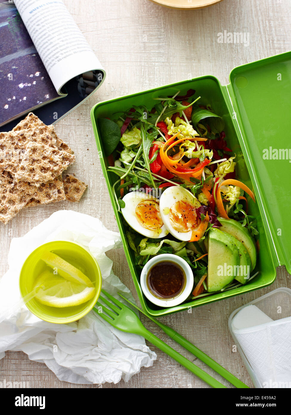 Scatola di pranzo di insalata di uova Foto Stock