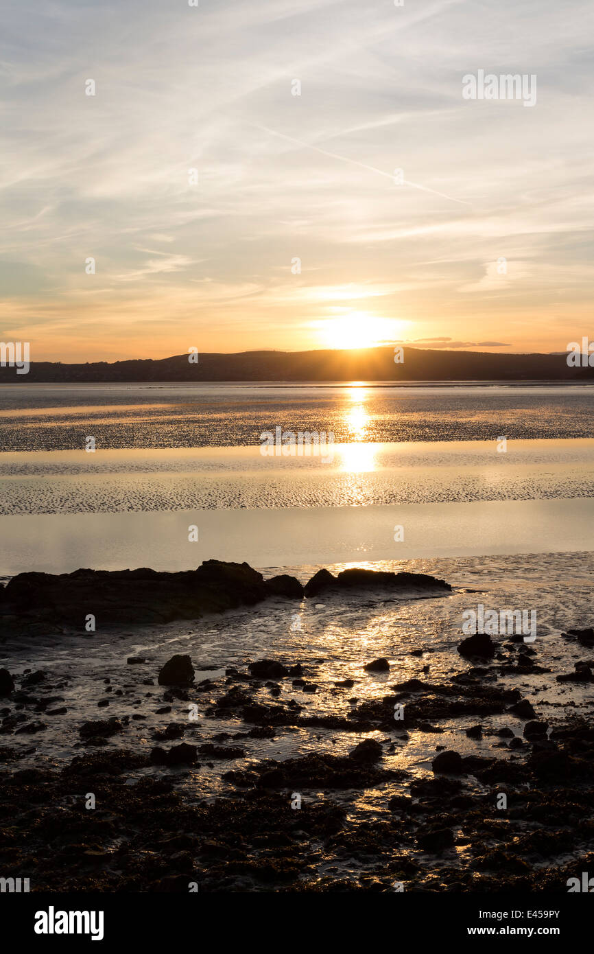 La vista su tutta la baia di Morecambe e il Kent canale verso Grange-Over-Sands dalla costa a Silverdale Lancashire England Regno Unito Foto Stock