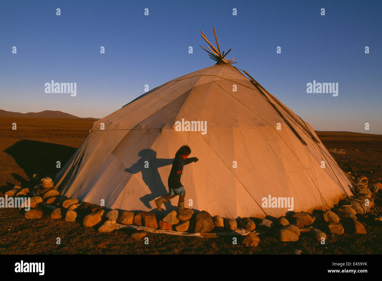 Ragazza Chukchi giocando accanto alla sua famiglia Yaranga della tenda, Chukotka, Russia Foto Stock